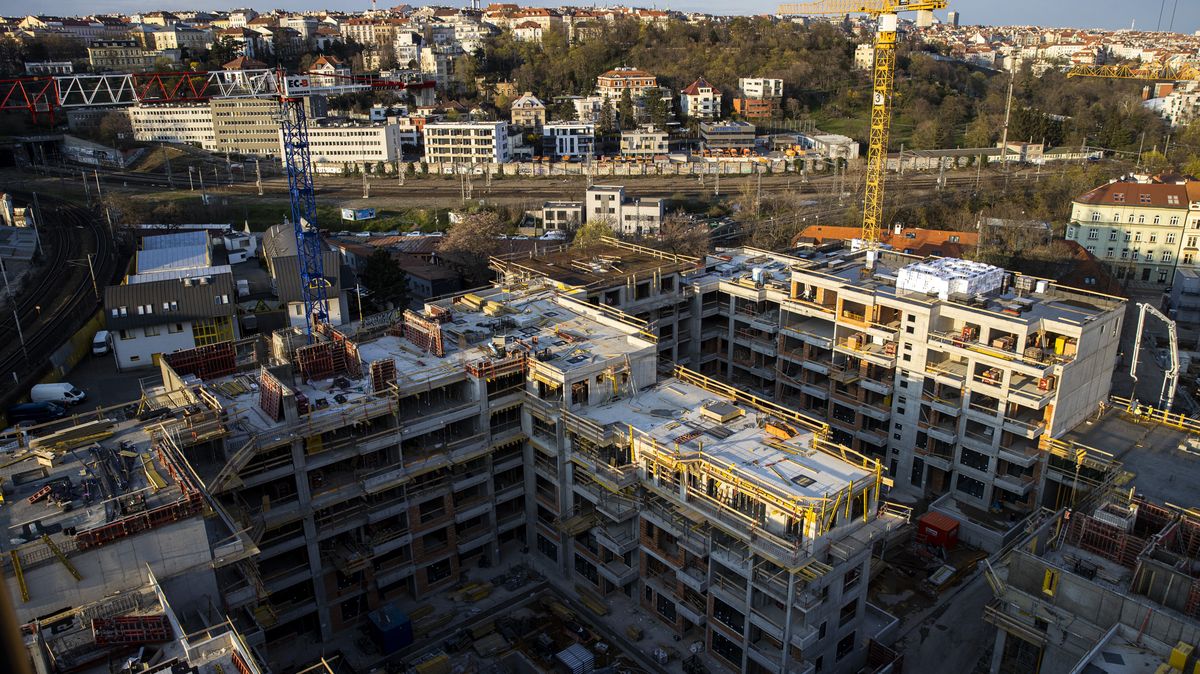 Stavebníci před malérem: lidé nechtějí kupovat byty
